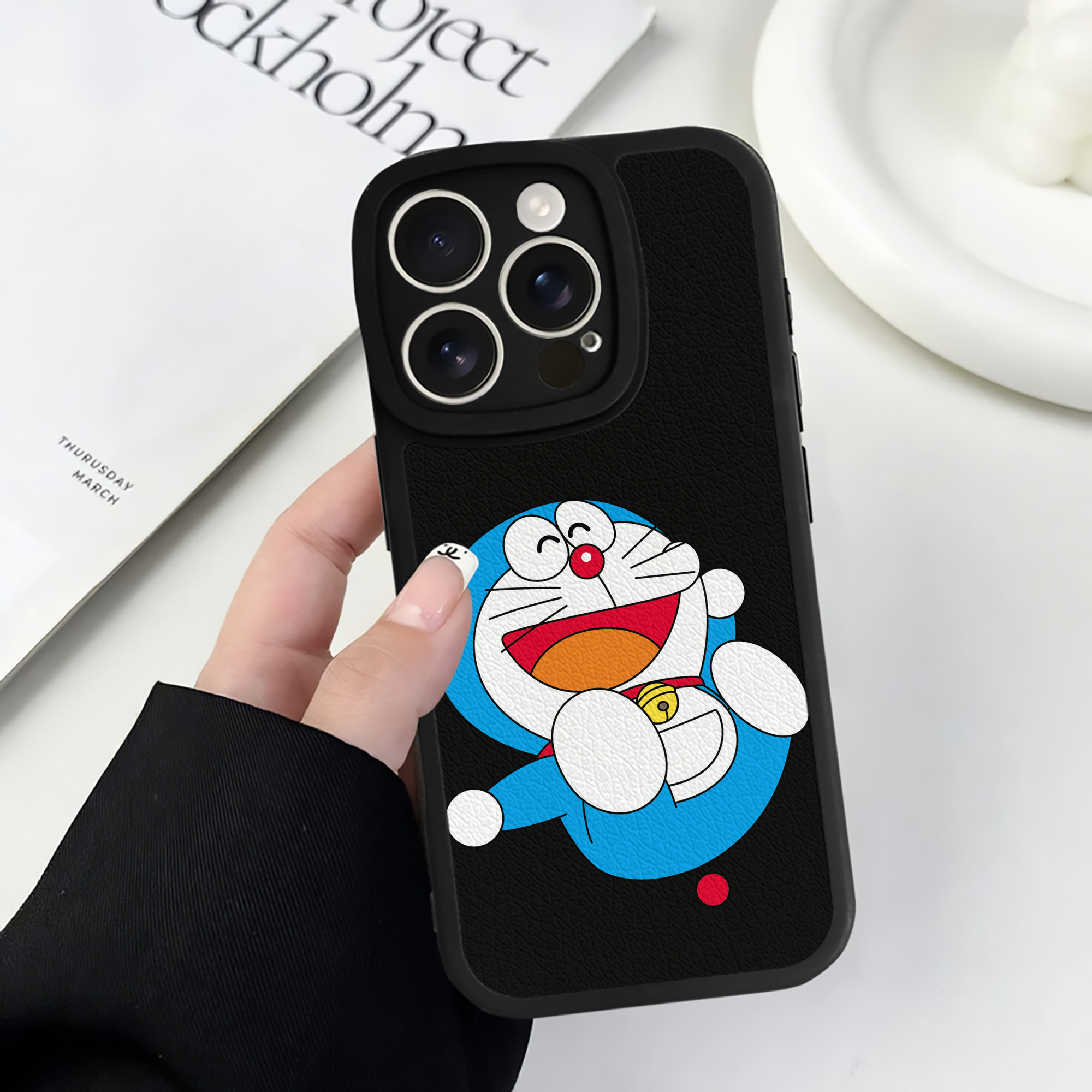 （画像用） ドラえもん Doraemon 【iPhone 16シリーズ対応】シリコンスマホケース（レザー調） 材質：シリコン